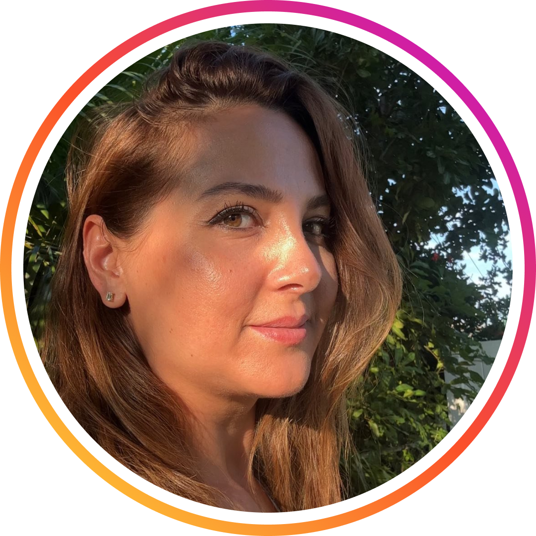 Circular profile picture of a woman with a blurred background